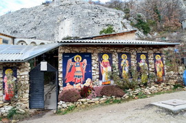 Бисерный пещерный храм