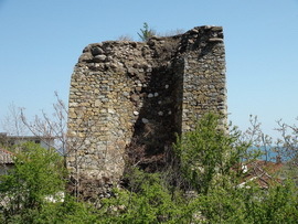 Средневековая крепость Алустон в центре Алушты