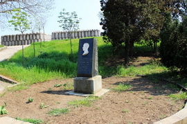 Памятный знак Толстому